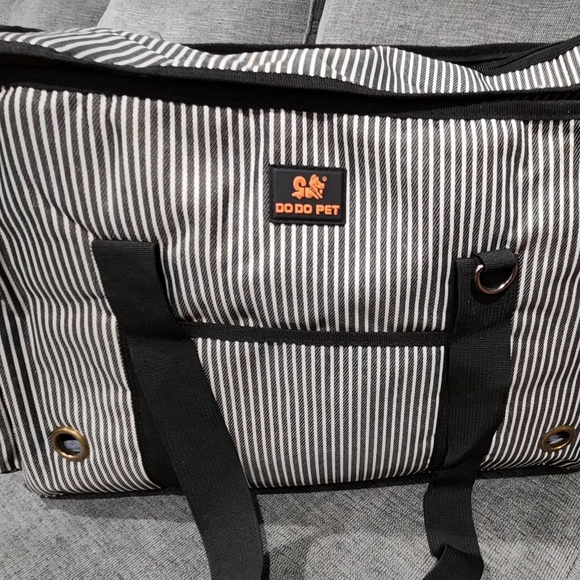 Striped Black and White pet carrier - Picture 5 of 9